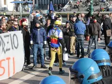 Interpress/Mazzega Pellicani Venezia, 08.03.2014.- Piazzale S.Lucia, momenti di tensione tra Centri Sociali e Forza Nuova.- Nella foto un neolaureato passa tra le forze dell'ordine e gruppi speciali con il sedere nudo