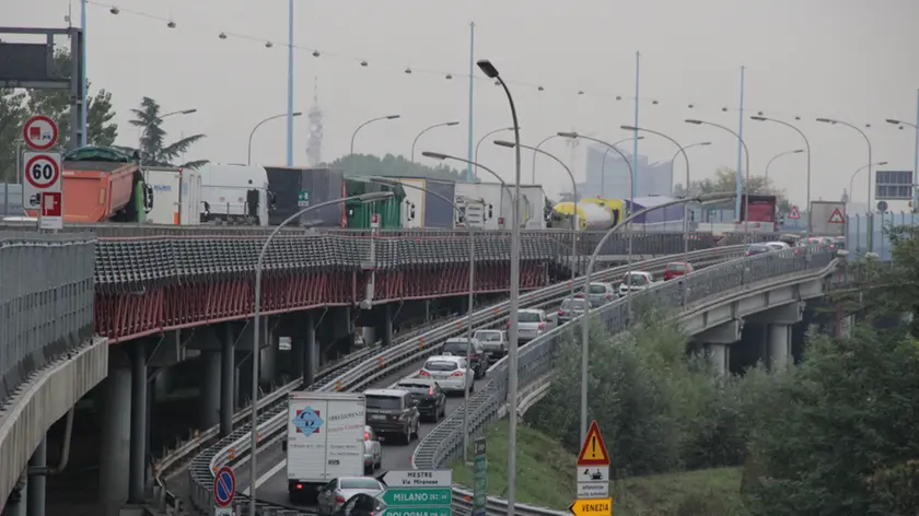 Città di Mestre paralizzata dal traffico a causa di lavori sulla tangenziale.nella foto uscita Miranese