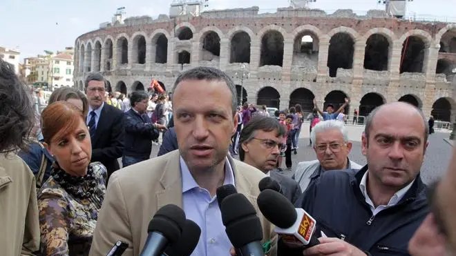 Il sindaco di Verona Flavio Tosi intervistato, all'arrivo in municipio, dopo la riconferma alle elezioni amministrative. 8 maggio 2012 Alberto Colusso/Bolzoni/Ansa