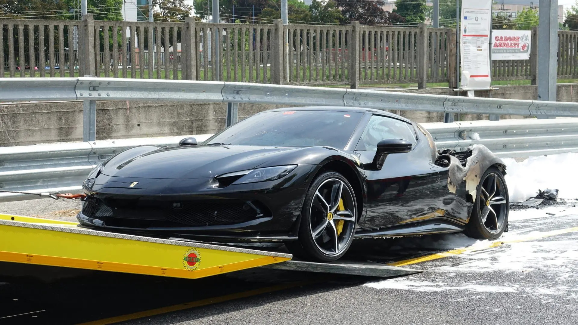La Ferrari divorata dalle fiamme (foto Pòrcile)
