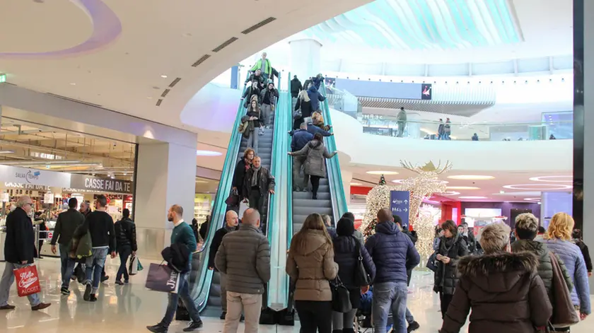 3 gennaio: inizio dei saldi - nella foto Nave de Vero di Marghera