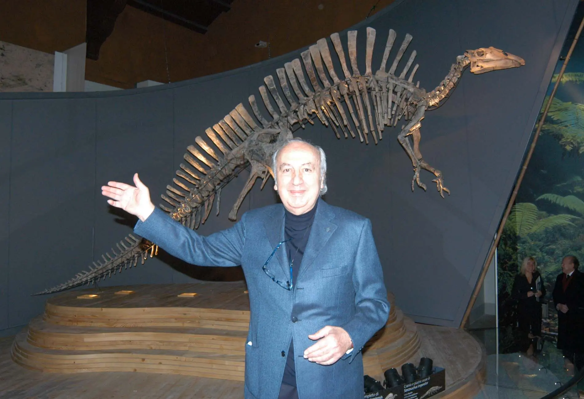 Giancarlo Ligabue con il famoso dinosauro ora esposto al Museo di Storia Naturale