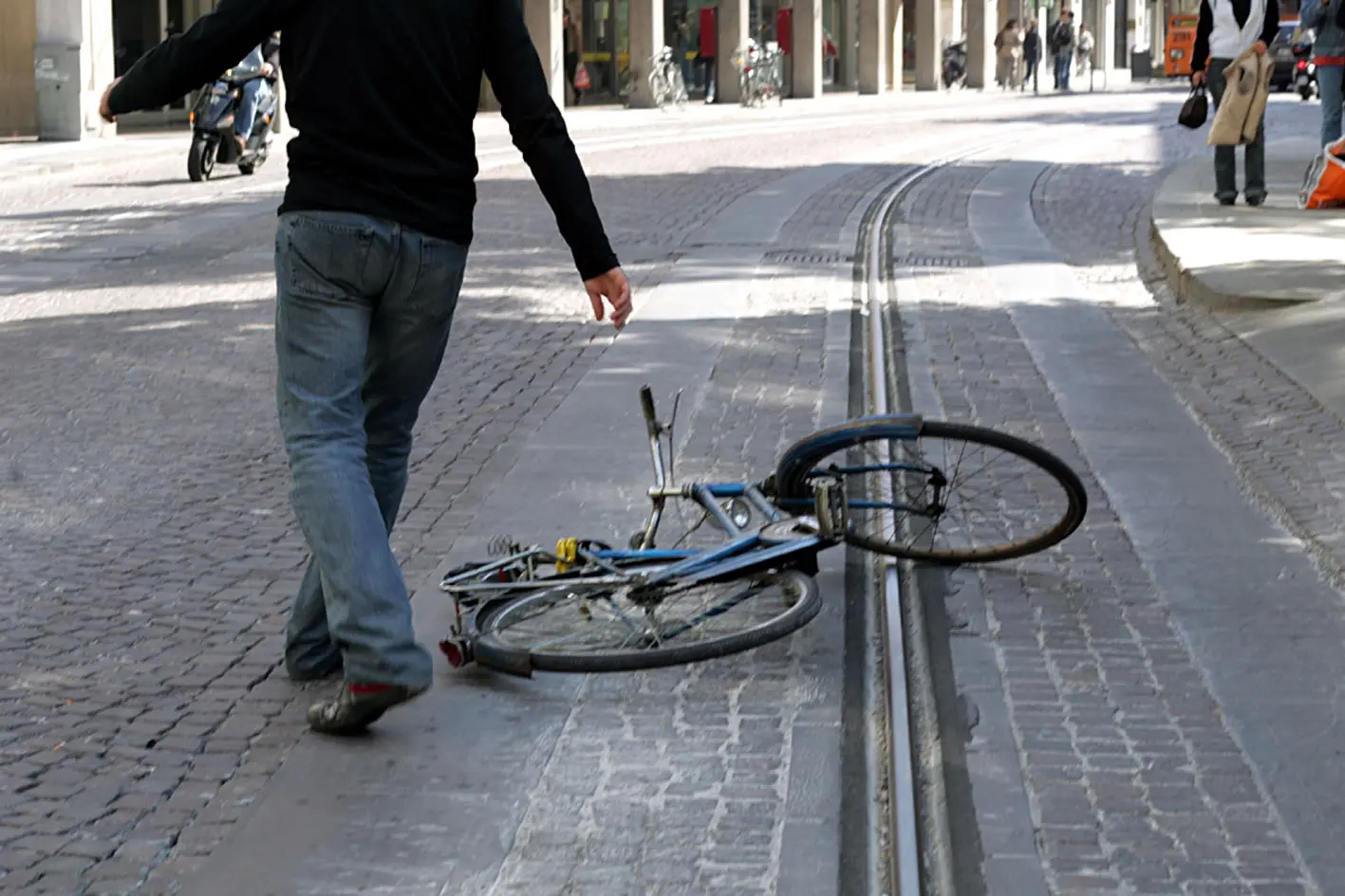 26 aprile 2005 Riviere, ragazzo raccoglie una bicicletta (SALMASO) piste ciclabili centro e cavalcavia borgomagno , interviste ciclisti (SALMASO)