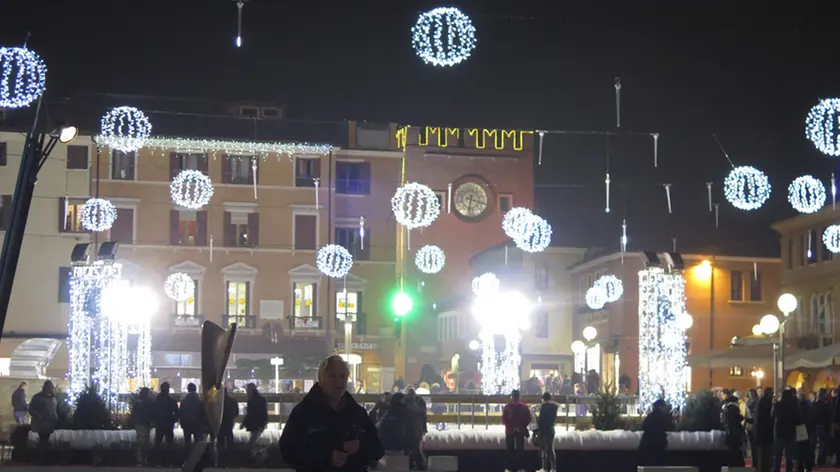 GIORNALISTA: Scattolin AGENZIA FOTO: Candussi LUOGO: piazza Ferretto DESCRIZIONE: si inaugura la stagione natalizia con l'accensione delle luci in piazza Ferretto alla presenza del sindaco Brugnaro e del questore