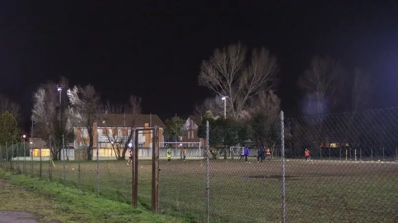 Scippatore viene bloccato dai giocatori della squadra di calcio Gazzera Olimpia Chirignago mentre scappa - nella foto il punto adiacente al campo di calcio dove è stato bloccato