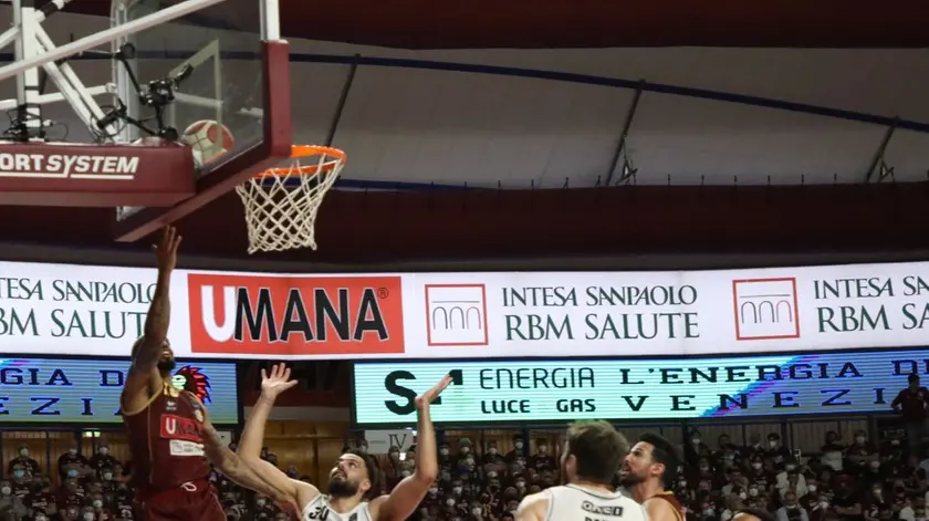 Jordan Theodore della Reyer a canestro. Fine primo tempo 30-36.