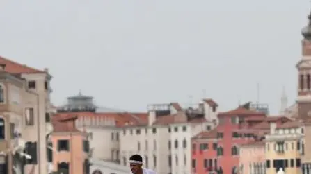 La sfida delle caorline a sei remi in Canal Grande