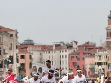 La sfida delle caorline a sei remi in Canal Grande