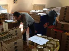 Volontari al lavoro all'Emporio solidale di Mirano