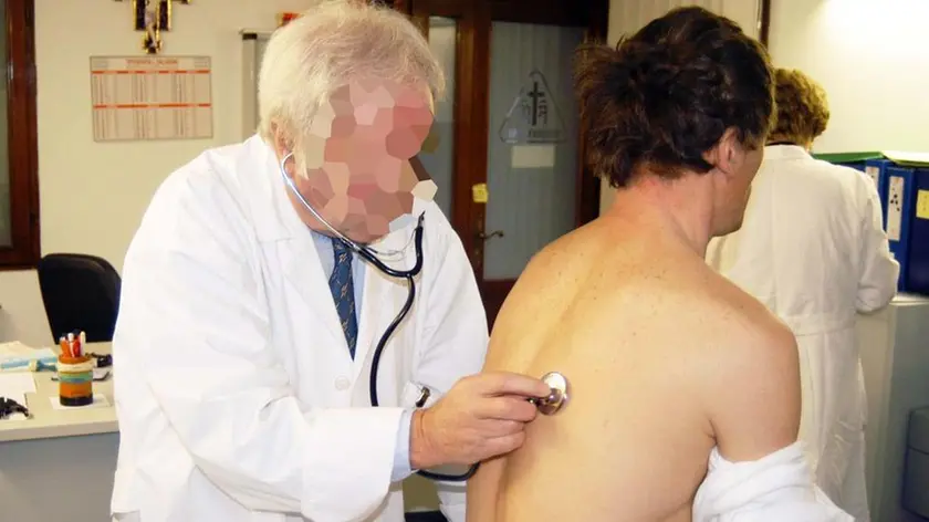 FOTO SIMBOLO DI UN MEDICO CHE VISITA PAZIENTE..VISITA DOMICILIARE - DOMICILIARI - A DOMICILIOUn paziente sottoposto a visita medica in un ospedale veneto. In aumento i fattori di rischio delle malattie cardiovascolari