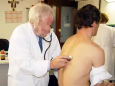 FOTO SIMBOLO DI UN MEDICO CHE VISITA PAZIENTE..VISITA DOMICILIARE - DOMICILIARI - A DOMICILIOUn paziente sottoposto a visita medica in un ospedale veneto. In aumento i fattori di rischio delle malattie cardiovascolari