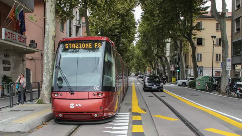 Nuova segnaletica stradale alla fine di via Cappuccina all'imbocco del sottopasso del tram, Mestre