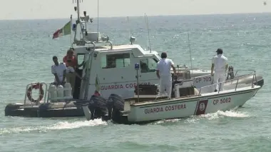 Mezzi in attività della guardia costiera in estate a Caorle