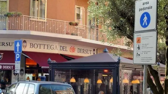 MORSEGO FGAVAGNIN SAN DONA DI PIAVE DERSUT CAFFE' DELL'ISOLA PEDONALE E DELLA TITOLARE HANNO SUBITO UNA RAPINA QUESTA NOTTE... - Il caffe' Dersut all'inizio dell'isola pedonale di corso Trentin