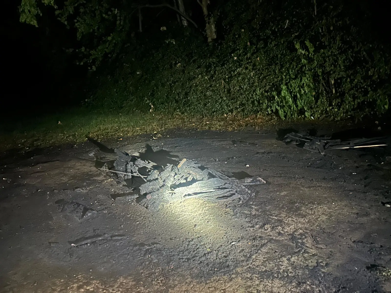 Quel che resta di una delle panchine bruciate