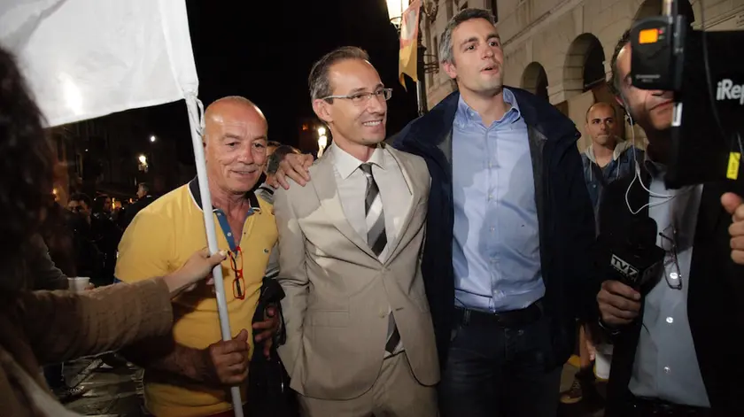 Il sindaco Ferro (al centro) nella notte della vittoria