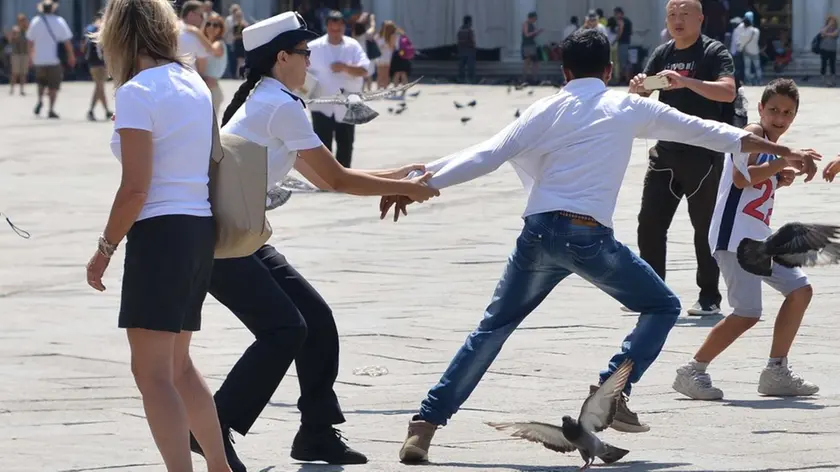 Interpress/M.Tagliapietra Venezia 27.06.2015.- Polizia Municipale insegue i venditori abusivi in Piazza San Marco.