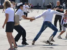 Interpress/M.Tagliapietra Venezia 27.06.2015.- Polizia Municipale insegue i venditori abusivi in Piazza San Marco.