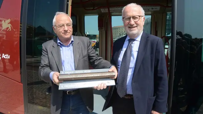 Interpress/M.Tagliapietra Venezia 14.04.2014.- Arrivo del Tram a Piazzale Roma e saldatura del Sindaco dell'ultimo pezzo di rotaia. Giorgio Orsoni e Antonio Stifanelli.