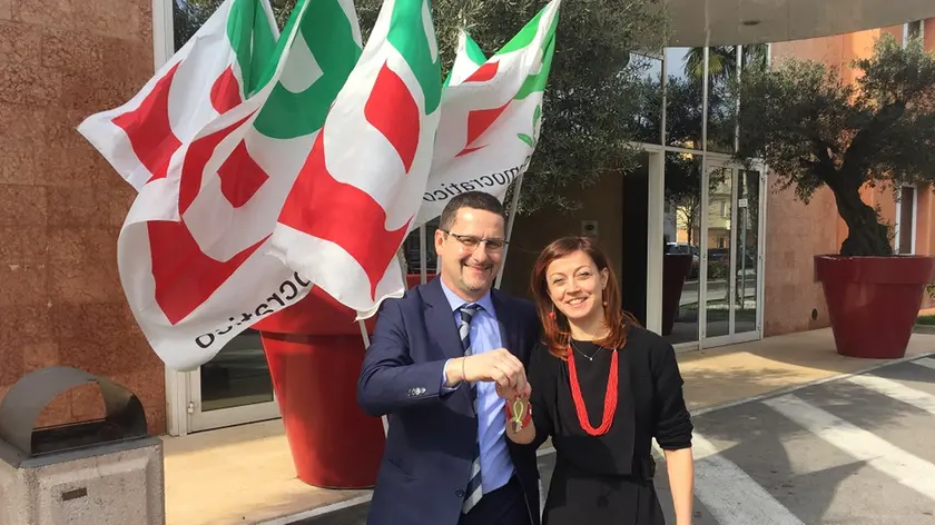 Il segretario uscente Marco Stradiotto passa le chiavi alla nuova segretaria provinciale Gigliola Scattolin