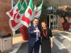 Il segretario uscente Marco Stradiotto passa le chiavi alla nuova segretaria provinciale Gigliola Scattolin