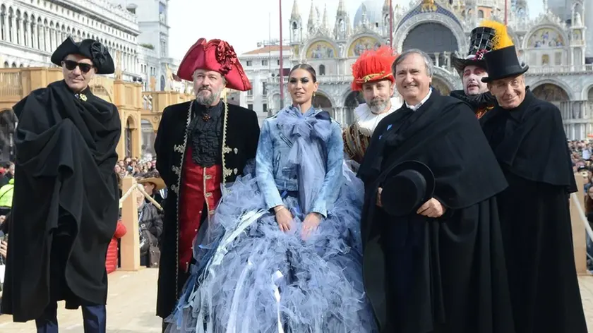 Interpress/M.Tagliapietra Venezia 26.02.2017.- Carnevale. Volo Dell'Aquila, Melissa Satta. Piazza San Marco.