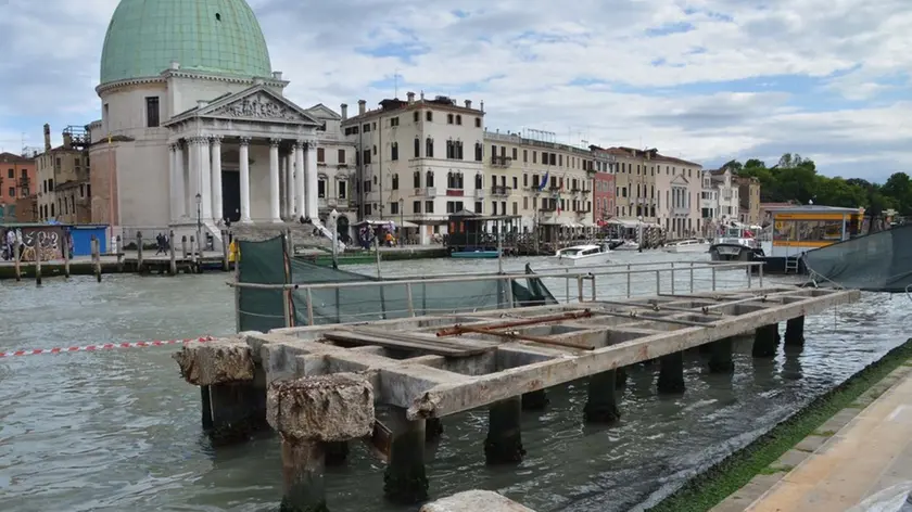 Interpress/Gf.Tagliapietra. 02.05.2016.- Pontile della ferrovia in restauro.
