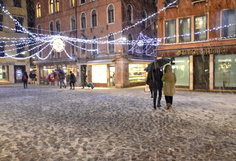 Interpress/Mazzega Venezia, 13.01.2017.- Neve a Venezia, Campo San Luca