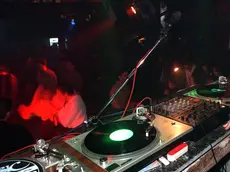 UN IMPRENDITORE ITALIANO (NOME NON DISPONIBILE) HA ACQUISTATO E LAVORA COME DJ IN UNA DISCOTECA A TIRANA. ANSA/DM