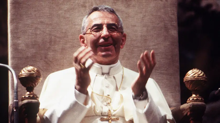 20080822 - ROMA - REL - 30 ANNI PAPA LUCIANI: IL PONTEFICE DEL SORRISO. Papa Giovanni Paolo I, Albino Luciani, in una immagine di archivio. Trent'anni fa il Papa del sorriso. Era il 26 agosto 1978, quando i 111 cardinali riuniti in conclave scelsero Albino Luciani, all'epoca patriarca di Venezia, quale successore di Papa Paolo VI, morto il 6 agosto dopo 15 anni di pontificato. Ma quella di Luciani fu una meteora. Il nuovo Papa, che aveva preso il nome Giovanni Paolo I, mori' improvvisamente dopo 33 giorni, colto da infarto la notte fra il 28 e il 29 settembre. Avrebbe compiuto 66 anni il 17 ottobre. Nel suo brevissimo papato, Luciani pronuncio' 9 discorsi, tenne 4 udienze e due omelie. Ma la sua semplicita' e il suo sorriso sono rimasti impressi nella memoria di tutti...ANSA/ARCHIVIO/DRN