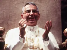 20080822 - ROMA - REL - 30 ANNI PAPA LUCIANI: IL PONTEFICE DEL SORRISO. Papa Giovanni Paolo I, Albino Luciani, in una immagine di archivio. Trent'anni fa il Papa del sorriso. Era il 26 agosto 1978, quando i 111 cardinali riuniti in conclave scelsero Albino Luciani, all'epoca patriarca di Venezia, quale successore di Papa Paolo VI, morto il 6 agosto dopo 15 anni di pontificato. Ma quella di Luciani fu una meteora. Il nuovo Papa, che aveva preso il nome Giovanni Paolo I, mori' improvvisamente dopo 33 giorni, colto da infarto la notte fra il 28 e il 29 settembre. Avrebbe compiuto 66 anni il 17 ottobre. Nel suo brevissimo papato, Luciani pronuncio' 9 discorsi, tenne 4 udienze e due omelie. Ma la sua semplicita' e il suo sorriso sono rimasti impressi nella memoria di tutti...ANSA/ARCHIVIO/DRN