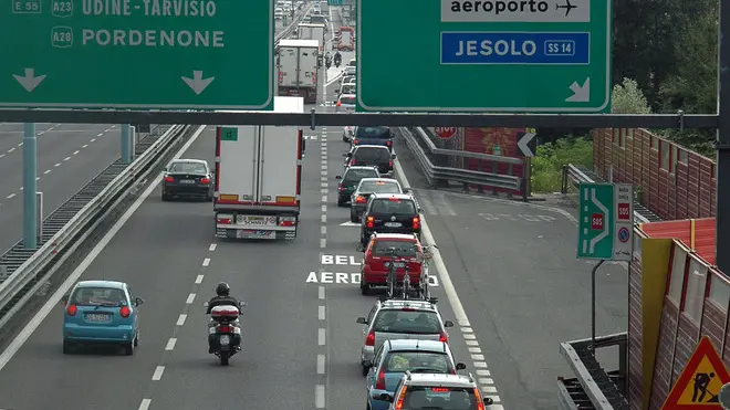20090808 - MESTRE - CLJ - PASSANTE MESTRE:SUPERA SECONDA PROVA ESODO,PRIMA CODA POI OK Tangenziale bivio A27 traffico sostenuto ma scorrevole oggi 8 Agosto 2009. Lo spauracchio dei 30 km di coda sul Passante di Mestre e' tornato solo per un'ora. Poi la nuova bretella che supera il nodo di Mestre ha resistito al secondo esodo d'agosto. Il piano d'emergenza per evitare i maxi-ingorghi sulla A4 ha funzionato, e alle 9 del mattino sul Passante e sulla A57 Tangenziale di Mestre le auto gia' scorrevano veloci verso le mete di vacanza. ANSA / ANDREA MEROLA / i51