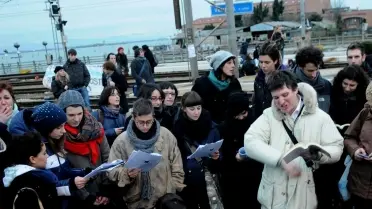 Gli studenti fanno lezione sui binari