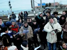 Gli studenti fanno lezione sui binari