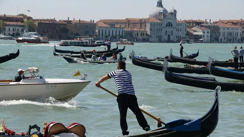 Interpress/M.Tagliapietra Venezia 07.05.2016.- Protesta gondolieri contro il moto ondoso in bacino San Marco. Ostruzione alle imbarcazioni a motore.