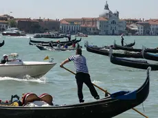Interpress/M.Tagliapietra Venezia 07.05.2016.- Protesta gondolieri contro il moto ondoso in bacino San Marco. Ostruzione alle imbarcazioni a motore.