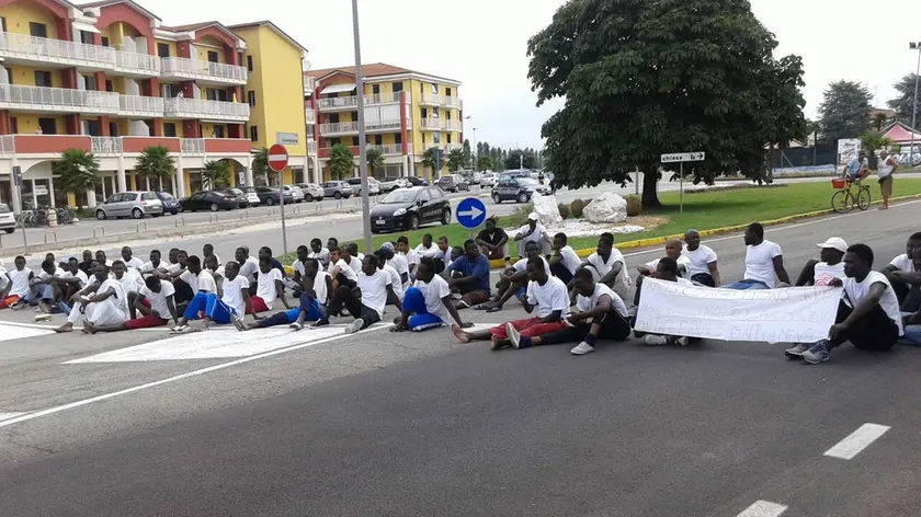 La protesta dei migranti a Eraclea