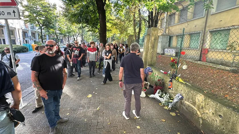 Fiori sul luogo del delitto (foto Agenzia Pòrcile)