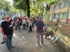 Fiori sul luogo del delitto (foto Agenzia Pòrcile)