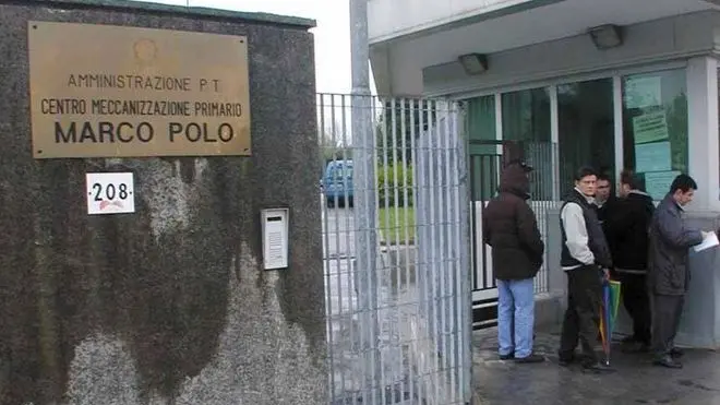 Tessera 11/04/01 Poste Italiane centro smistamento sciopero dipendenti a seguito di un grave infortunio sul lavoro (C) Bertolin M. richiesto da Mion