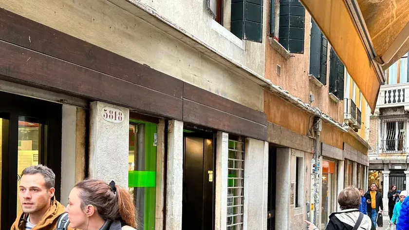 Le vetrine di Coop e Ratti confinano in calle San Lio