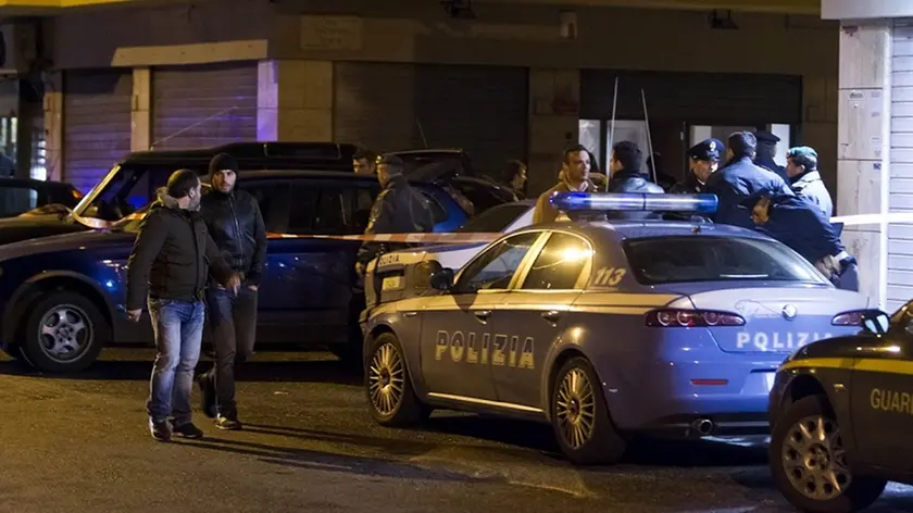 Le auto della polizia in Via Antonio Forni ad Ostia, dove nel corso di una sparatoria sono rimaste uccise due persone, 22 novembre 2011. Le vittime sono due boss di quartiere conosciuti come componenti della 'banda di Ostia' ANSA/MASSIMO PERCOSSI