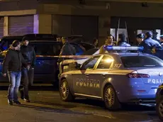 Le auto della polizia in Via Antonio Forni ad Ostia, dove nel corso di una sparatoria sono rimaste uccise due persone, 22 novembre 2011. Le vittime sono due boss di quartiere conosciuti come componenti della 'banda di Ostia' ANSA/MASSIMO PERCOSSI