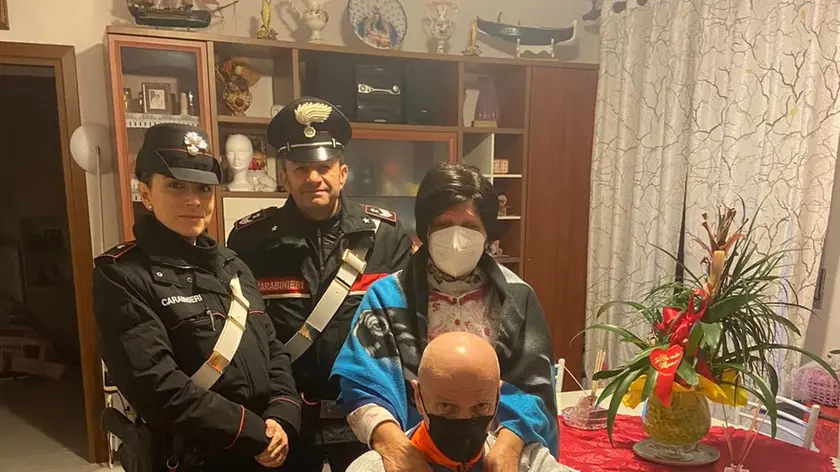 Anziana e nipote con i carabinieri intervenuti a Chioggia