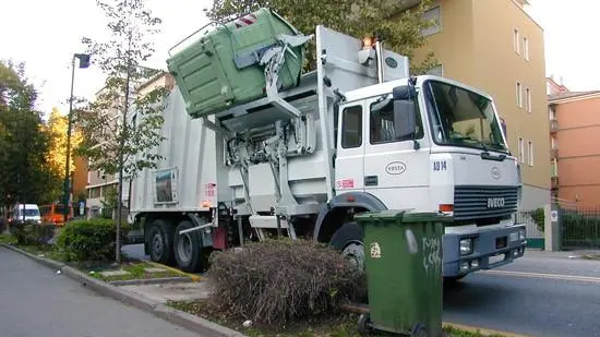 ...................................................... Adriano Agostini capocronista Nuova Venezia via Verdi 30-32, Mestre 041.5074630 - Sopra la raccolta dei rifiuti con un camion di Veritas, a destra un nuovo cassonetto con ®calotta¯ che si puo' aprire con la chiave o con apposita tessera elettronica