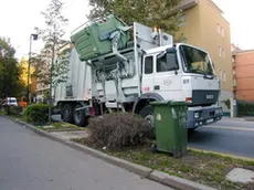 ...................................................... Adriano Agostini capocronista Nuova Venezia via Verdi 30-32, Mestre 041.5074630 - Sopra la raccolta dei rifiuti con un camion di Veritas, a destra un nuovo cassonetto con ®calotta¯ che si puo' aprire con la chiave o con apposita tessera elettronica