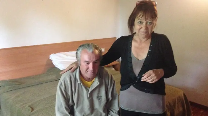Giancarlo e Monica nel loro nuovo alloggio alla "Casa a Colori"