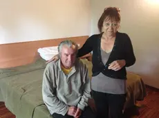 Giancarlo e Monica nel loro nuovo alloggio alla "Casa a Colori"
