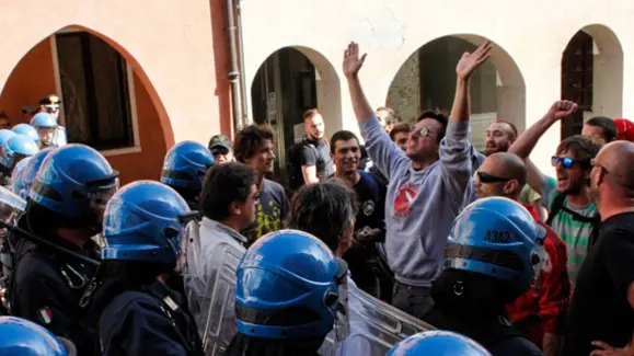 Scontri in via Palazzo a Mestre di fronte al municipio dove si è riunito il consiglio comunale con Orsoni