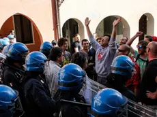 Scontri in via Palazzo a Mestre di fronte al municipio dove si è riunito il consiglio comunale con Orsoni